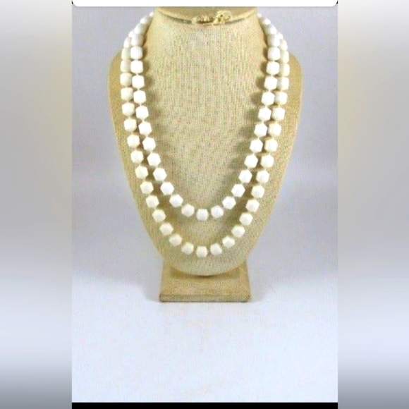 White Unique Octagon Lucite Beaded Double Strand Necklace Hong Kong Vint… - Picture 4 of 6